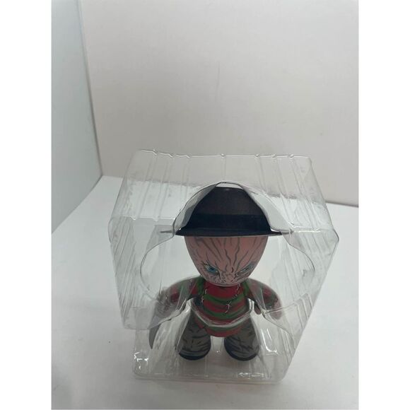 A Nightmare On Elm Street Freddy Krueger- Mez-Itz - Designer Vinyl Figure w/ Hat - Picture 5 of 6